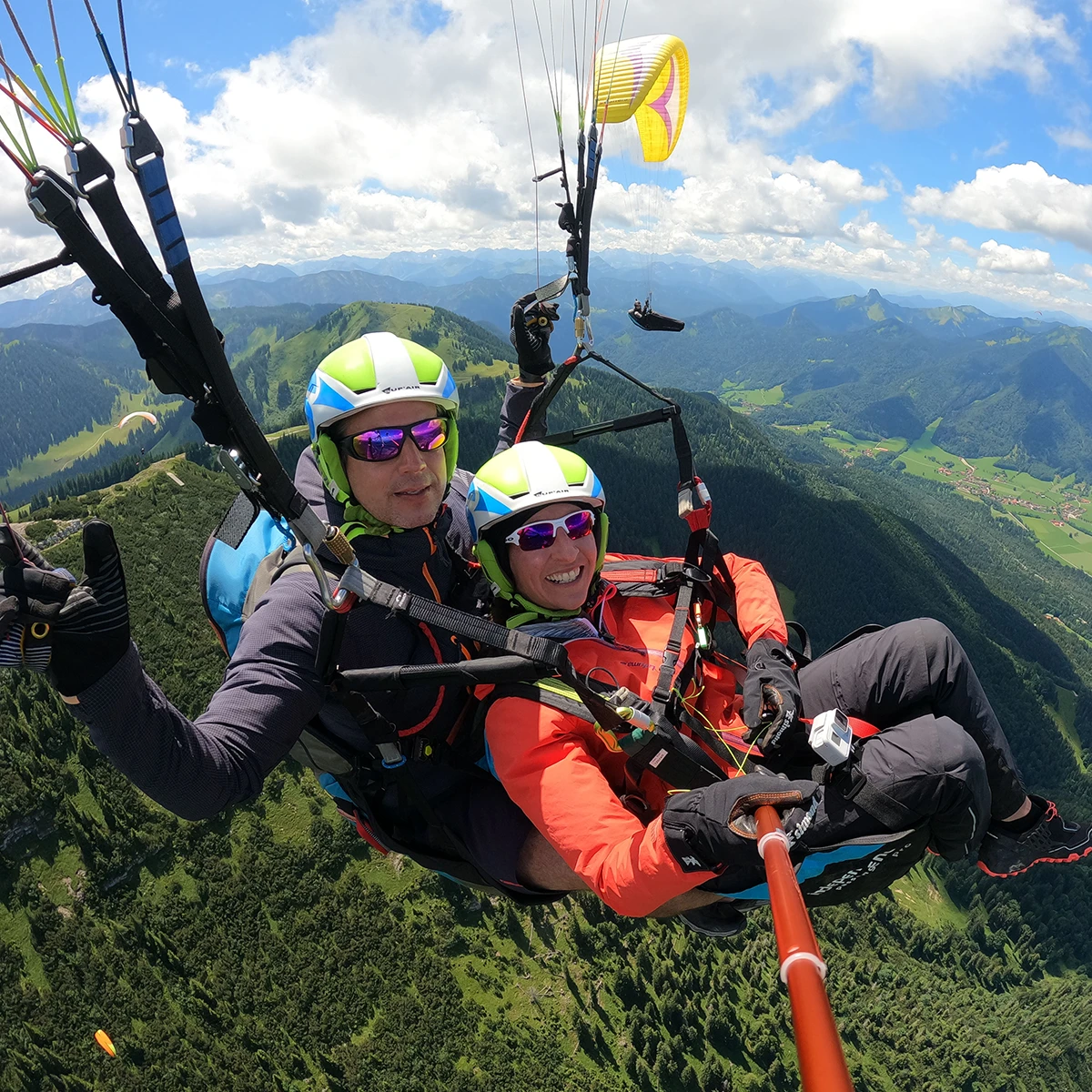 Paraglider über den Bergen